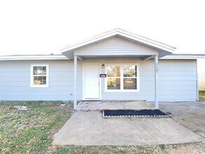 Building Photo - 905 Milam Dr