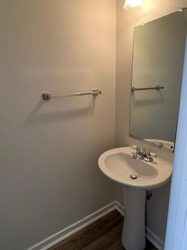 Foto del edificio - Freshly Updated | 2 Bed 1 Bath | E. Richmo...
