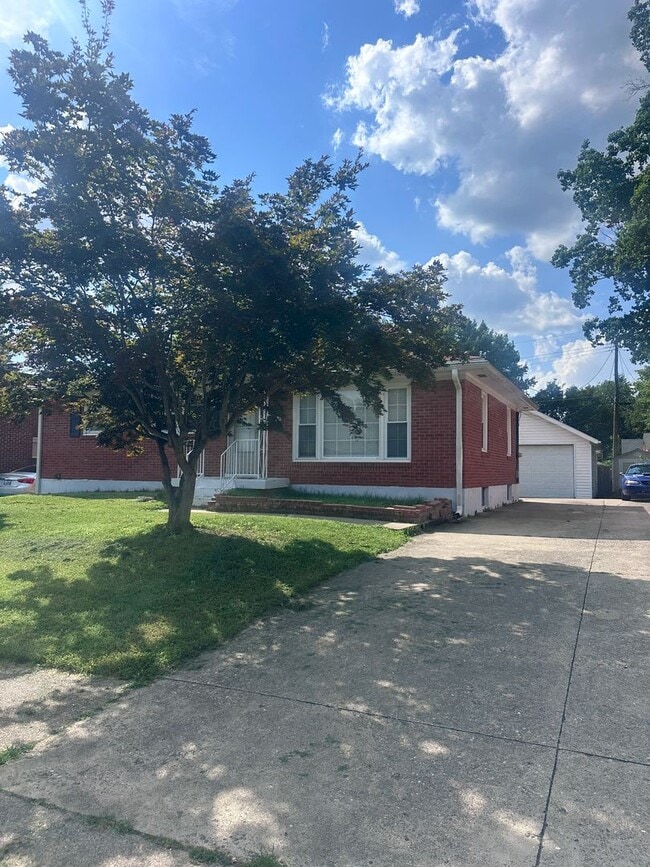 Building Photo - Hikes Point 3+ bedroom home with finished basement and garage