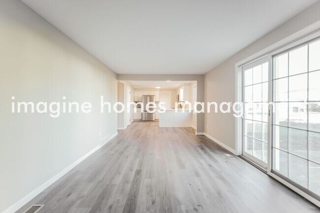 Foto del edificio - Recently Renovated, Large 4-Bedroom Single...