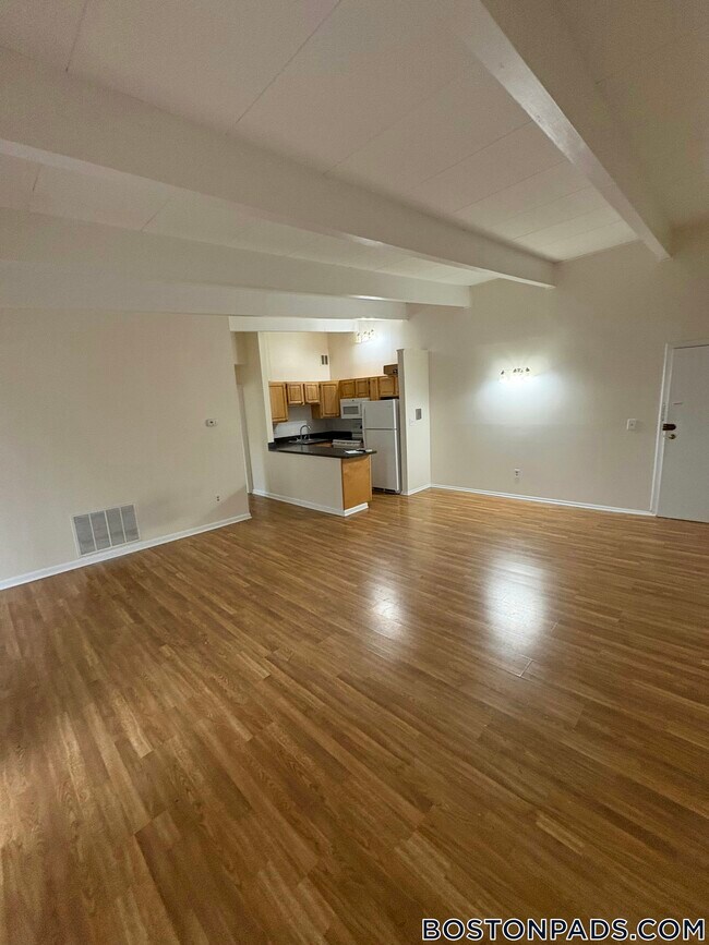 Building Photo - 8 Westgate Dr