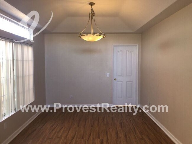 Building Photo - 4 Bedroom 3 Bathroom 2 Story Victorville H...
