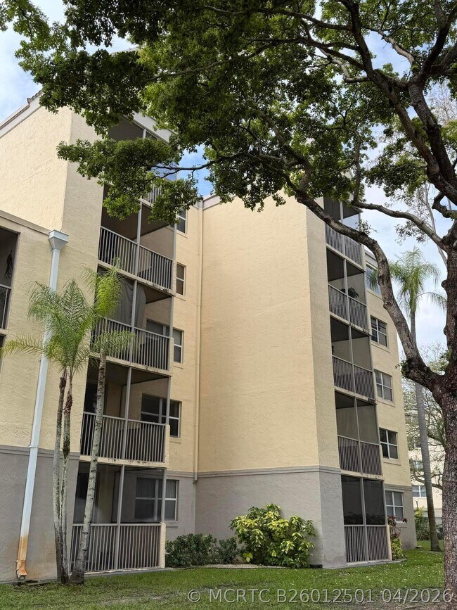 Foto del edificio - 8343 Lake Dr