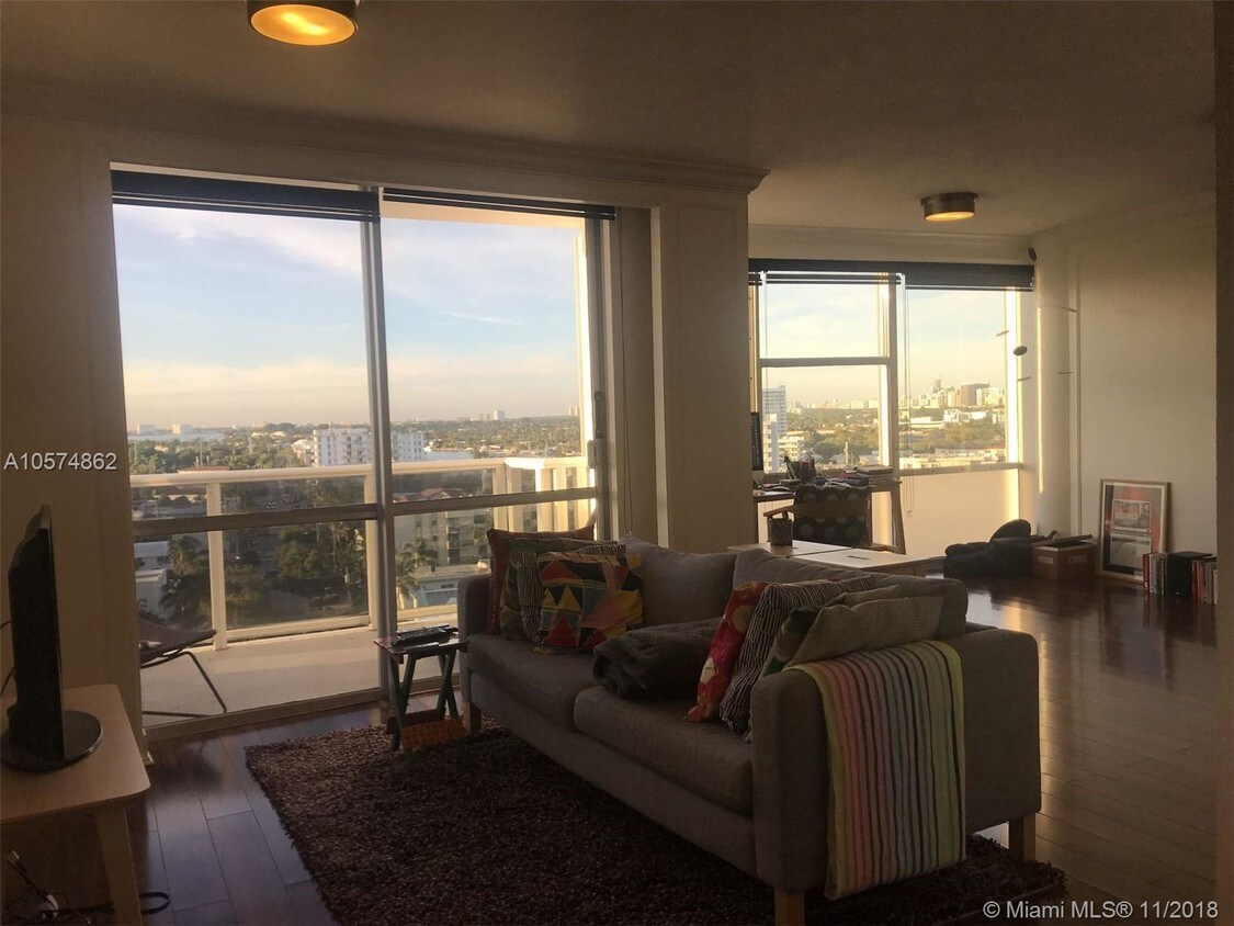 Foto principal - 900 Bay Dr