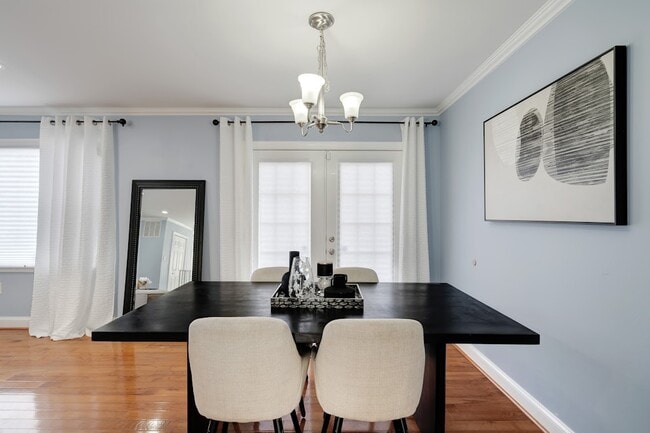 Comedor - 900 E Tantallon Dr