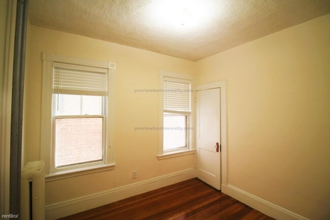 Building Photo - 166 Kelton St