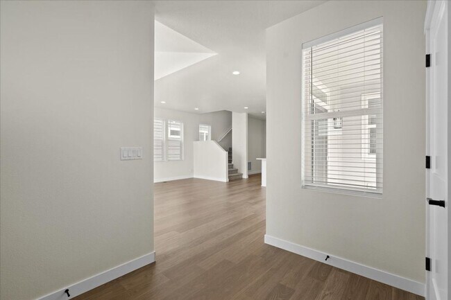 Foto del edificio - Spacious 4-Bedroom Home with Modern Comforts