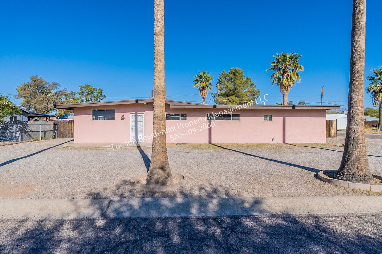 Primary Photo - 5863 E Eastland St