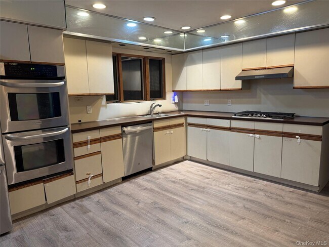 Building Photo - 7 Gloucester Dr