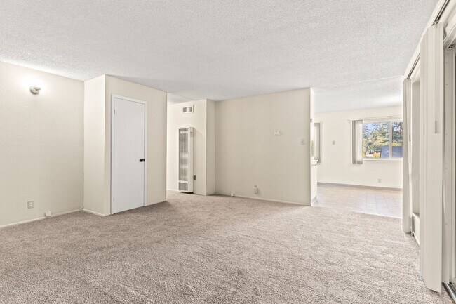 Foto del edificio - Utilities Included! Hayward Large 2-Bedroom with On-Site Laundry & Parking