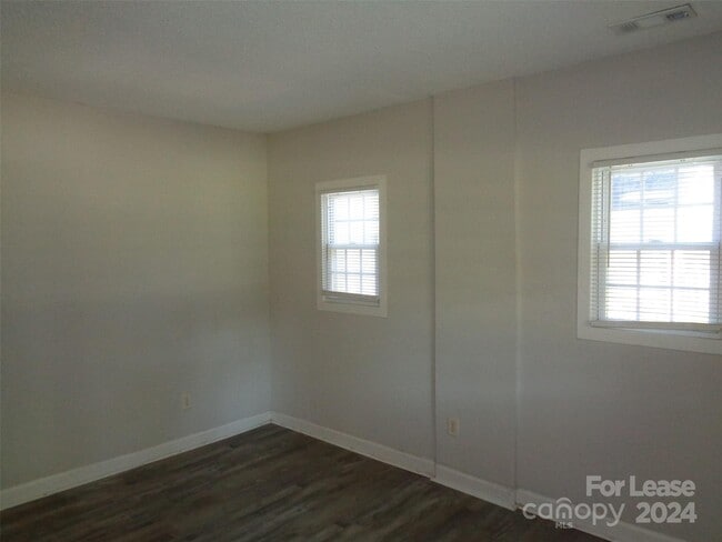 Building Photo - 4052 Hiddenbrook Dr