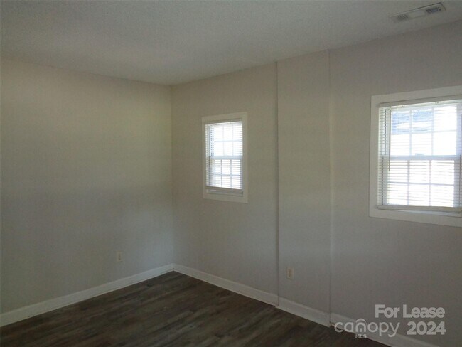 Foto del edificio - 4052 Hiddenbrook Dr