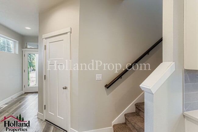 Building Photo - Modern 3-Bedroom Home in Desirable Hillsboro Community!