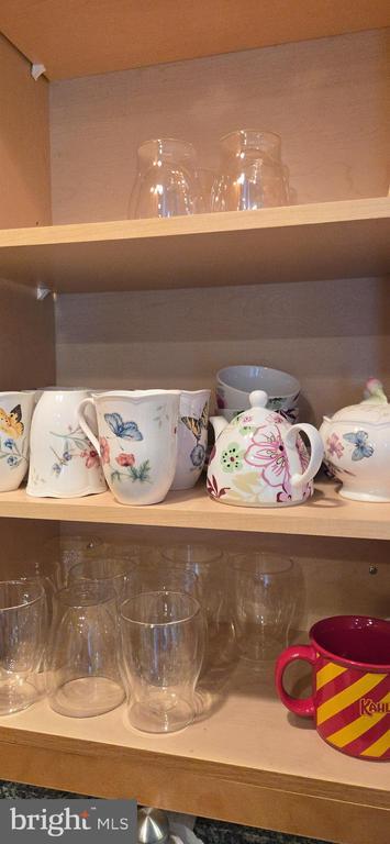 Foto del edificio - 717 S Christopher Columbus Blvd