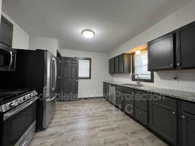 Building Photo - 824 W 62nd Ave
