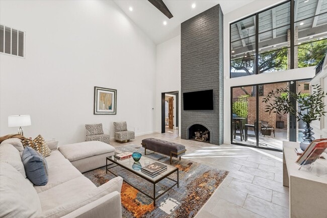 Foto del edificio - 10 S Briar Hollow Ln