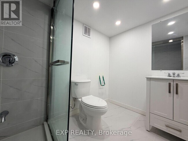 Photo du bâtiment - 804 St Clair Ave W