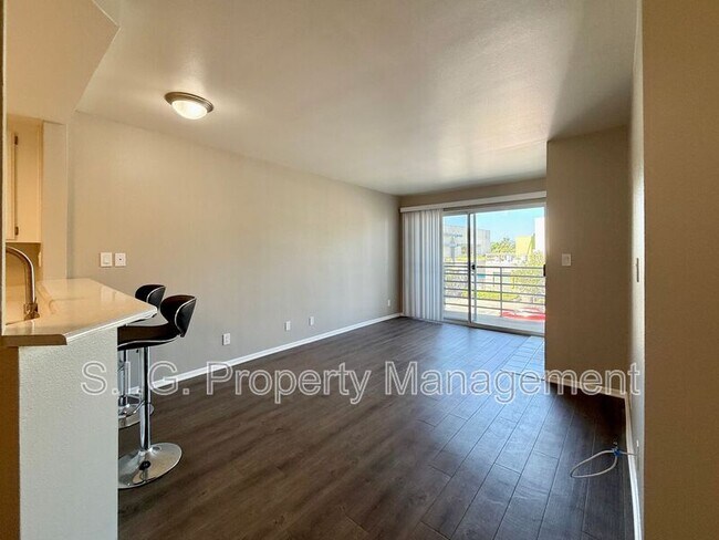 Foto del edificio - 4500 Laurel Canyon Blvd