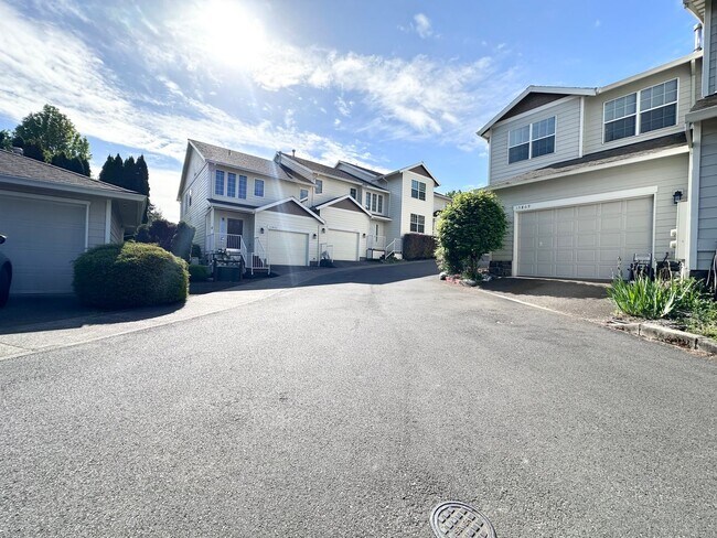 Foto del edificio - Spacious 3 Bed 2.5 Bath Duplex in Milwaukie!