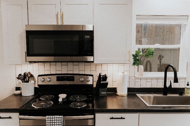 Foto del edificio - Fully Furnished! 3 Bedroom 1 Bath - Great ...