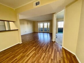 Building Photo - 3055 Walnut Bend Ln