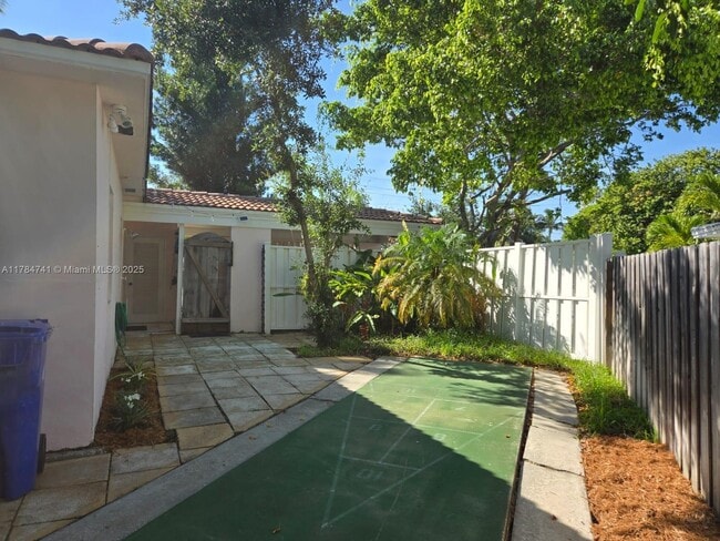 Building Photo - 1152 Bayview Dr