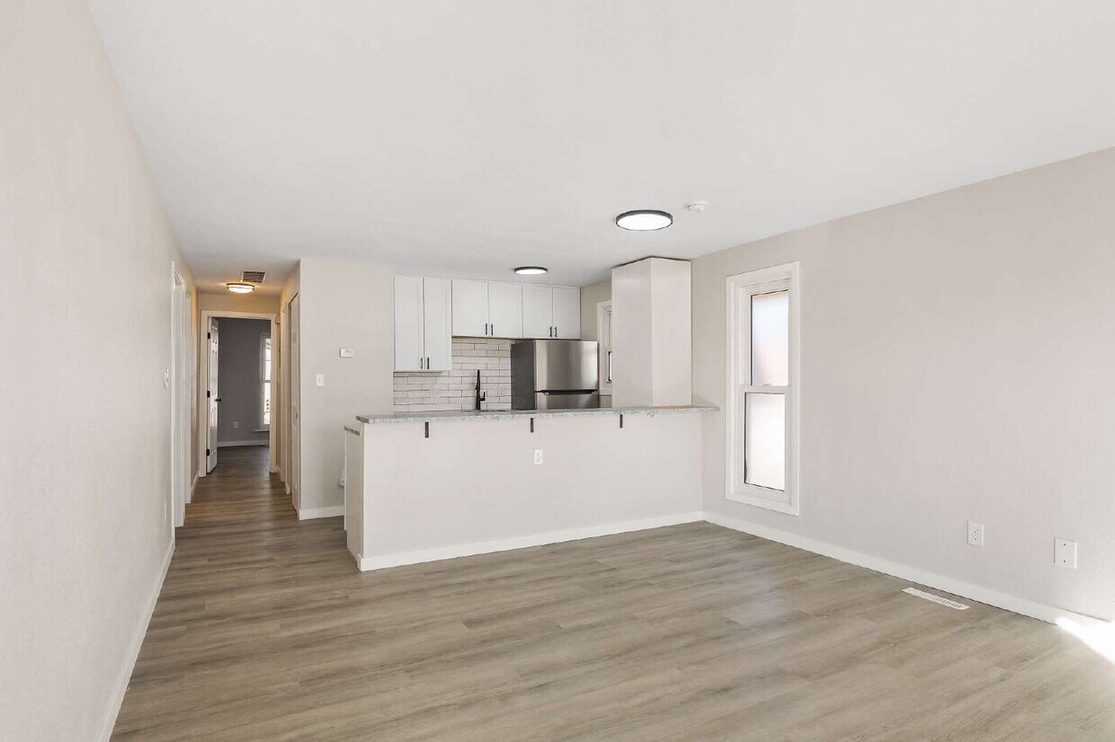 Foto principal - Updated 2 Bedroom Upstairs Apartment