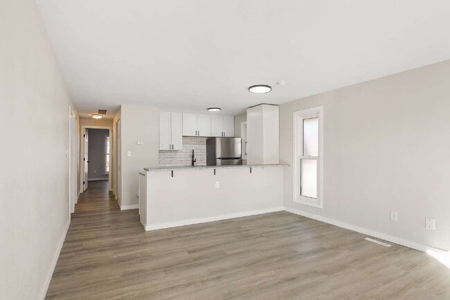 Building Photo - Completely Renovated Apartment!