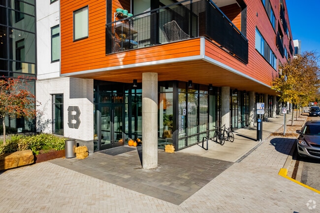 Foto del edificio - Eastside Bond