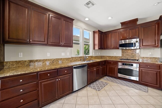 Building Photo - Bright & Spacious Rental Home in Prime Central Location