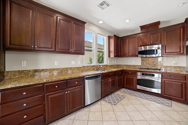 Foto del edificio - Bright & Spacious Rental Home in Prime Central Location