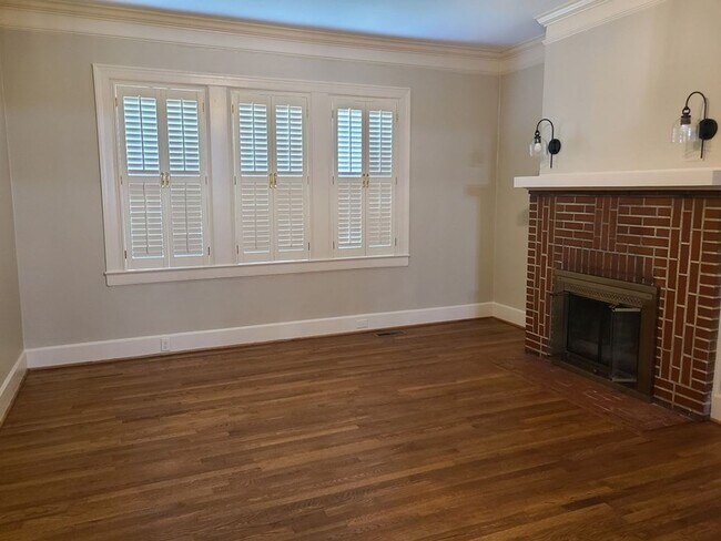 Foto del edificio - Renovated 3 Bedroom and 2 Bathroom availab...
