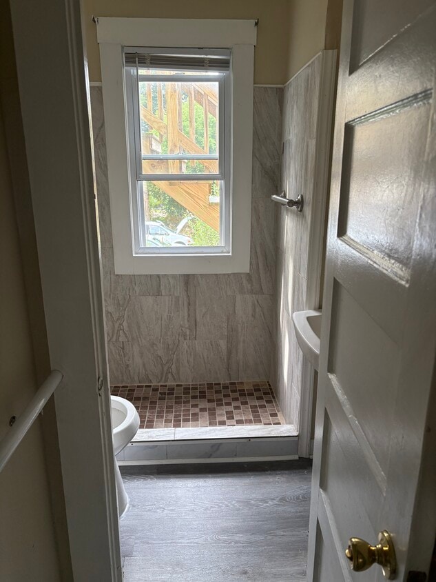 Primary Photo - 33 Holmes Ave
