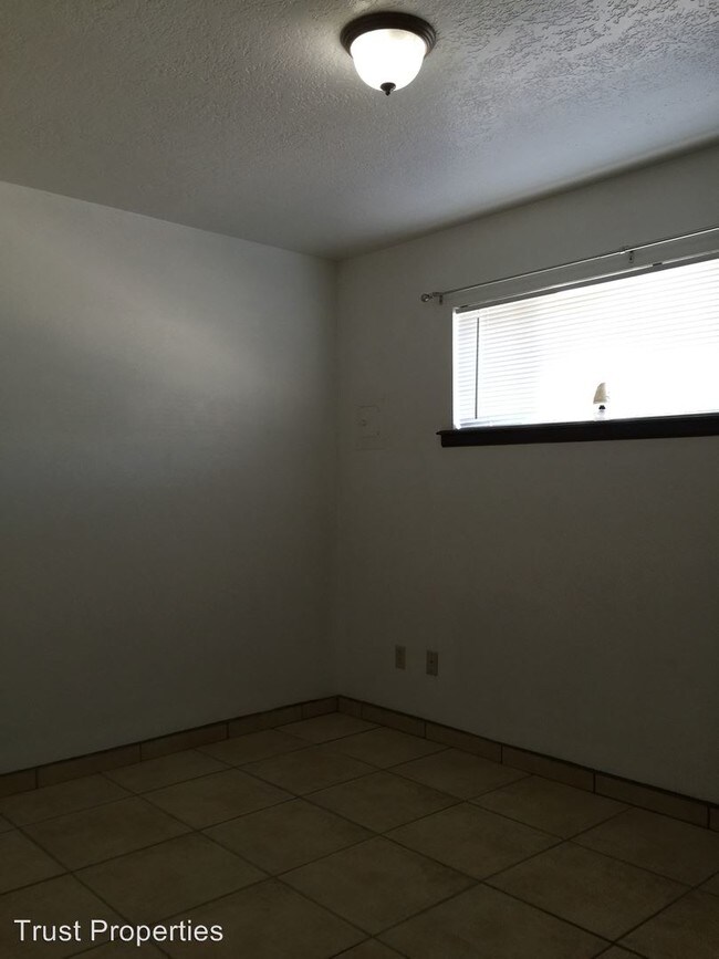 Building Photo - 1700 Gladys Dr