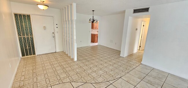 Foto del edificio - 1670 NE 191st St