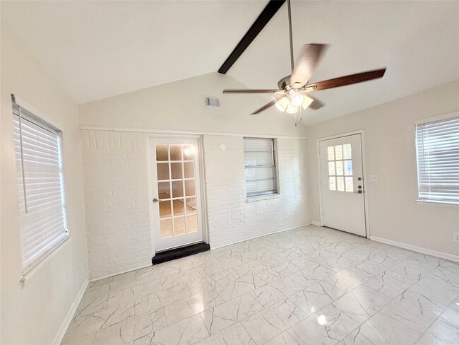 Building Photo - 5470 Ariel St