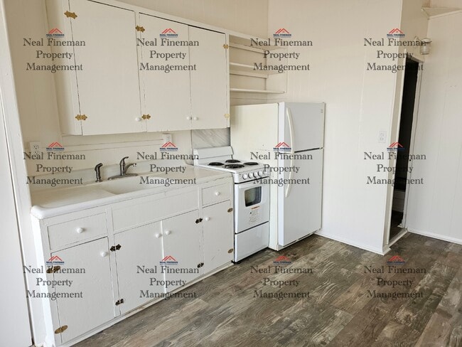 Building Photo - Studio, 1-Bath Apartment. Street Parking.