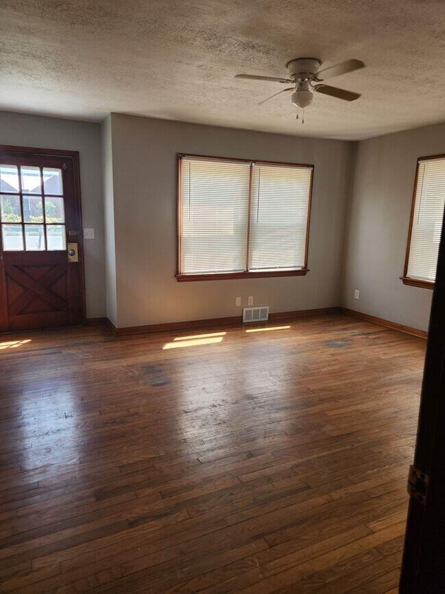 Building Photo - Updated Bungalow