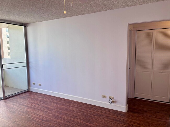 Foto del edificio - For Rent | New Renovated 1 Bedroom, 1 Bathroom with 1 Assigned Covered Parking at Scenic Tower
