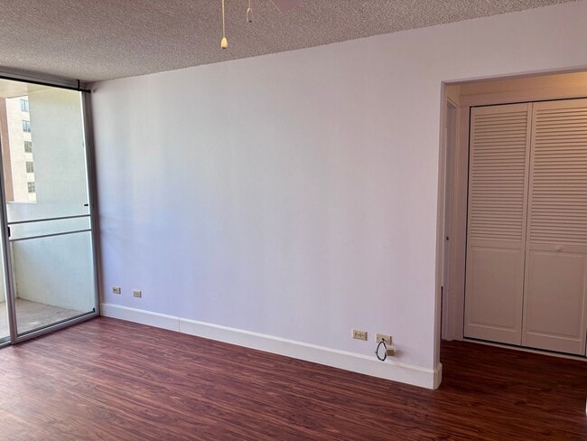 Building Photo - For Rent | New Renovated 1 Bedroom, 1 Bathroom with 1 Assigned Covered Parking at Scenic Tower