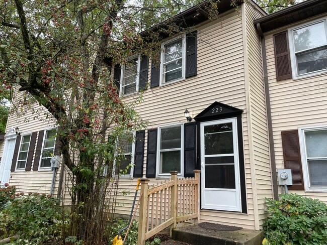 Building Photo - 223 Oakwood Ave