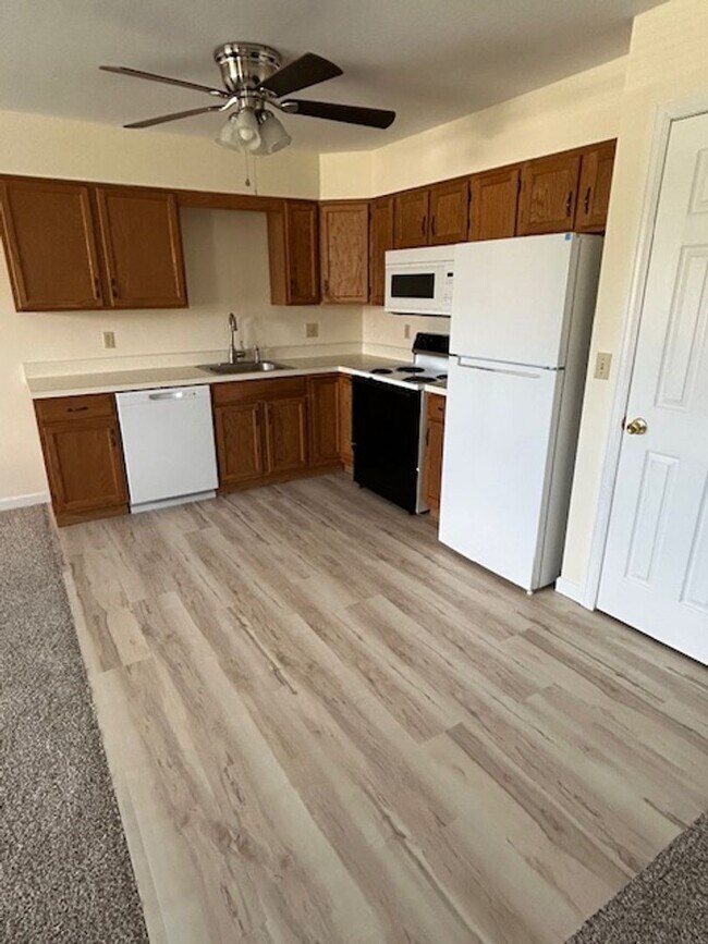 Foto del edificio - Beautiful 2BR Townhome Near Indian Park – Garage + Storage