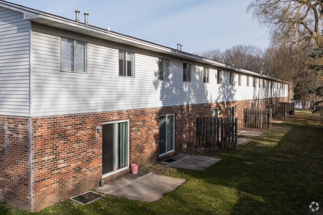 Patios de inquilinos en la parte trasera del edificio - Michigan Edgewood