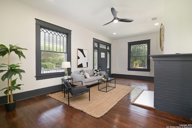 Building Photo - 207 Loretta Pl