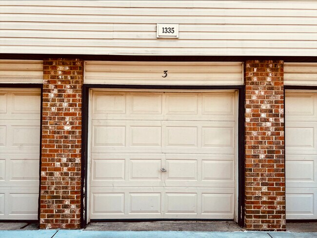Building Photo - 1335 Kingsbury Dr