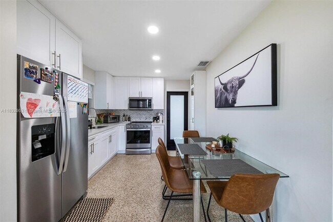 Foto del edificio - 30 NW 56th Ct