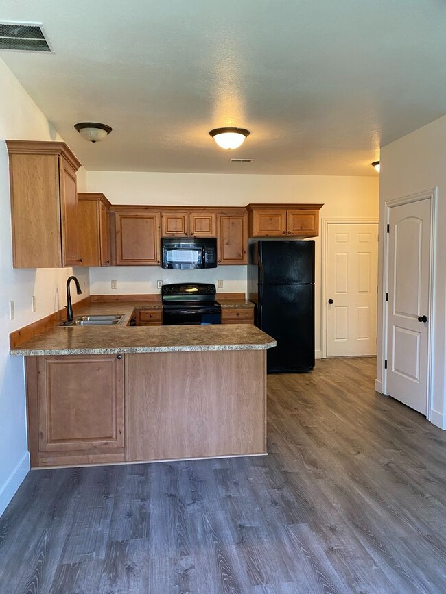 Foto del edificio - Come home to a 3 bed, 2.5 bath townhome fo...