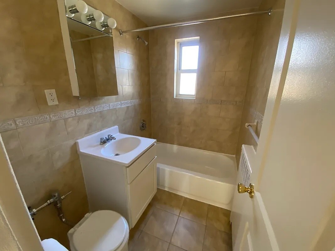 Foto principal - 144-45 37th Ave