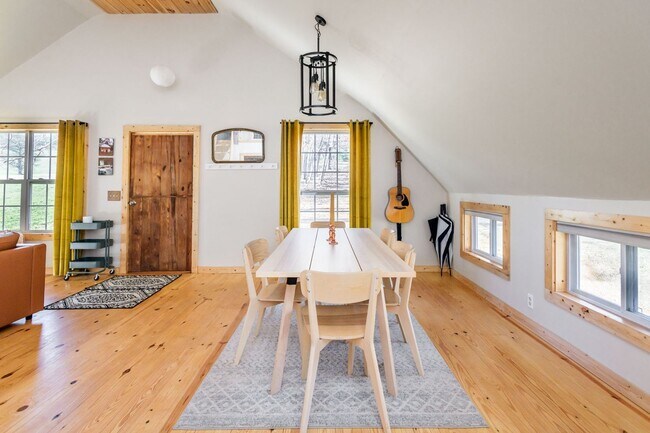 Foto del edificio - Barn-Style Modern Farmhouse with Mountain Views in Candler — 30 Minutes to Downtown Asheville