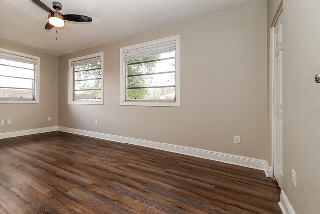 Foto del edificio - 4459 Springwood Rd